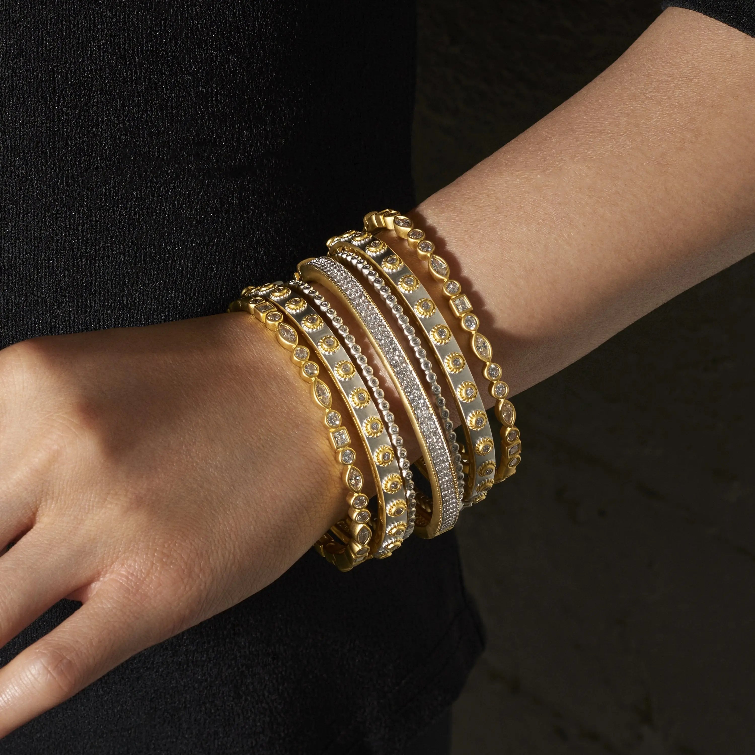 Signature Bezel Pavé Hinge Bangle Signature BRACELET