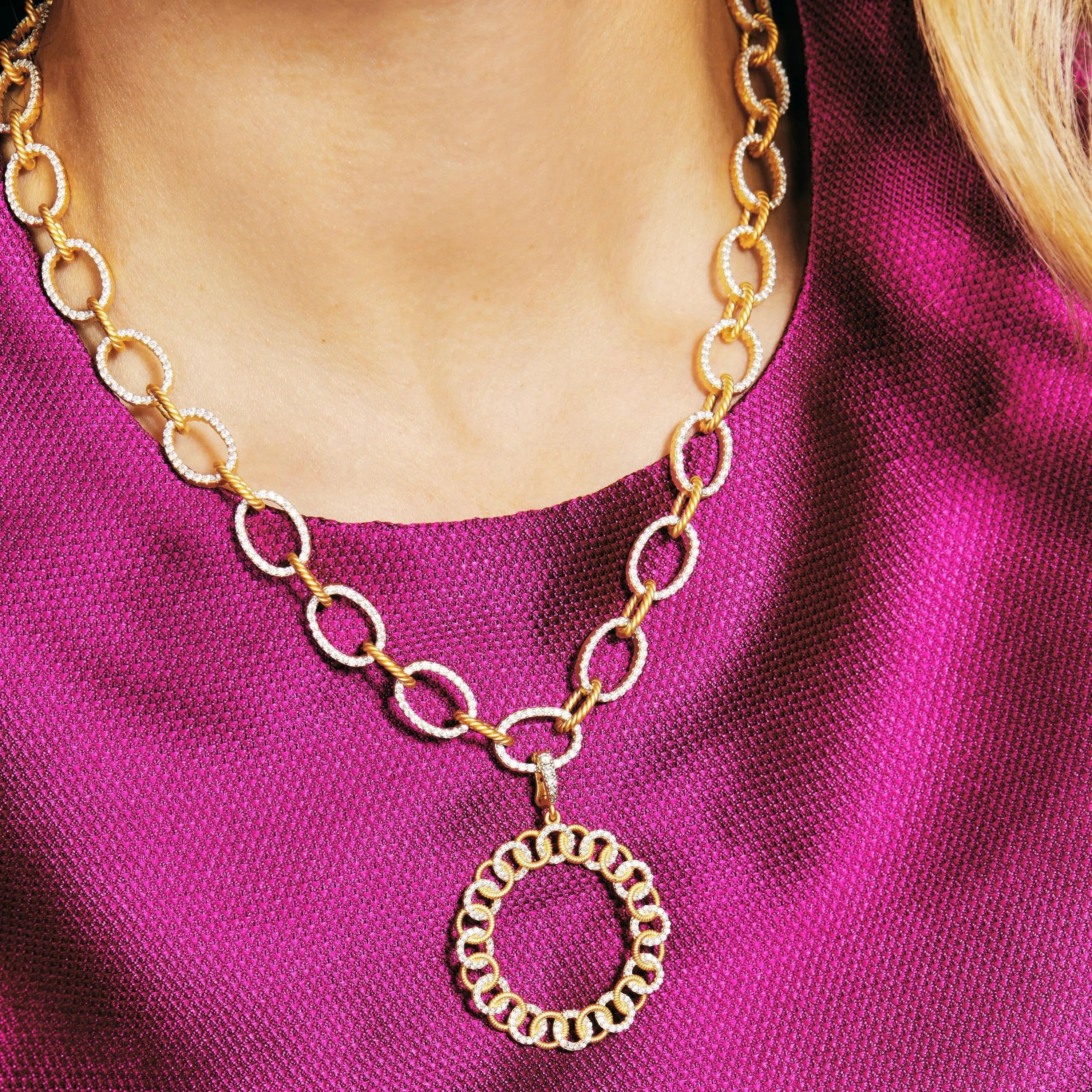 Chain of Shine Pendant Midnight NECKLACE